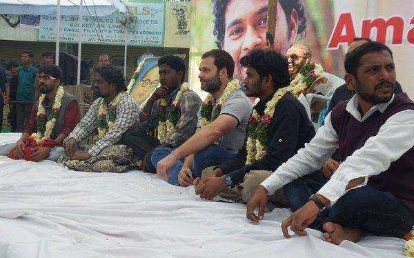 छात्रों के साथ भूख हड़ताल पर बैठे राहुल गांधी