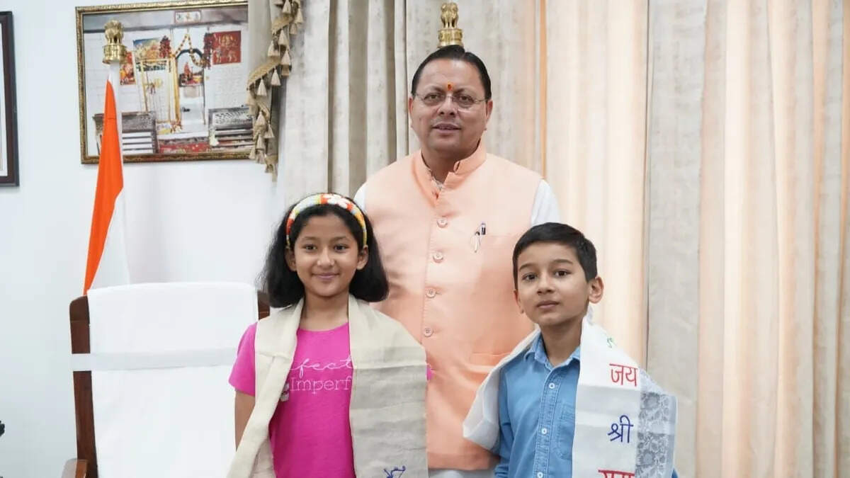 सीएम धामी से मिले पर्वतारोही मास्टर रियांश पंत और प्रिशा रावत