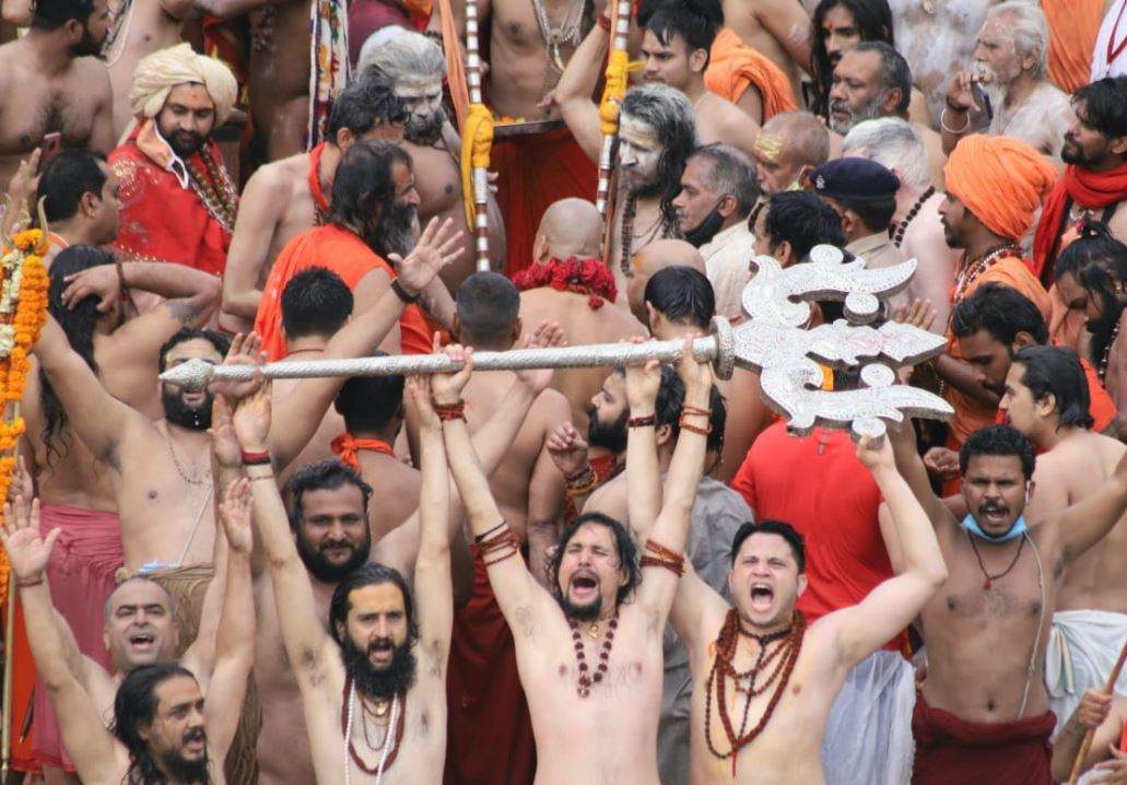 हरिद्वार कुंभ | शान से अखाड़ों का शाही स्नान जारी, तस्वीरें देख खुश हो जाएगा दिल