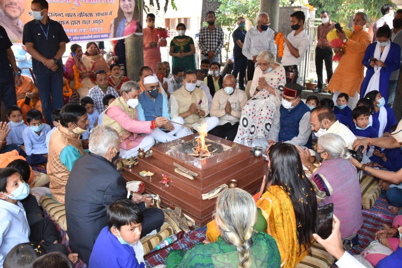 उत्तराखंड | CM तीरथ सिंह रावत के जन्मदिन आज, दीर्घायु के लिए किया गया यज्ञ