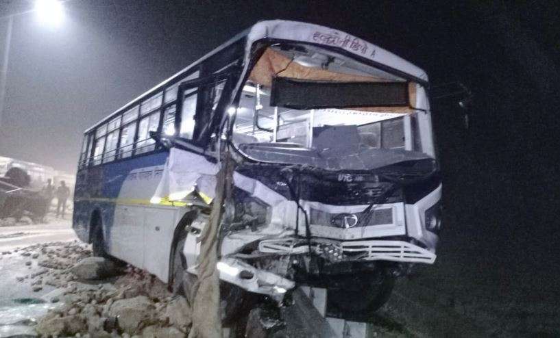 बड़ी खबर | दिल्ली से हल्द्वानी जा रही रोडवेज बस के साथ बड़ा हादसा, चालक गंभीर, 16 घायल