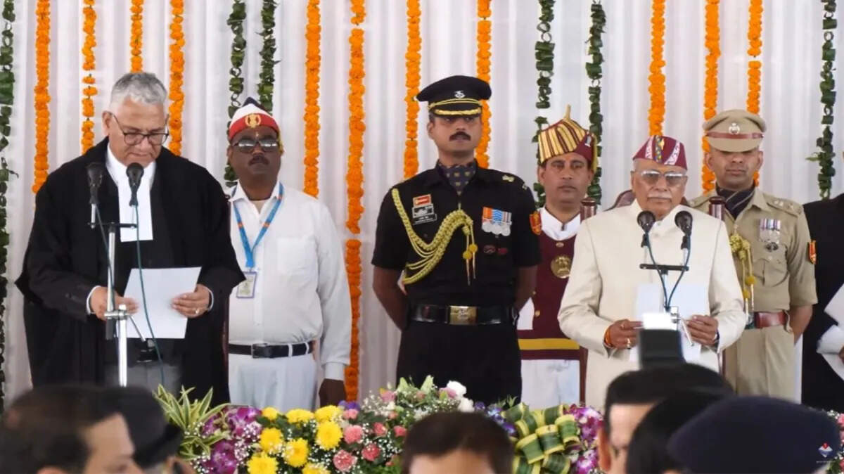 प्रदेश के नए राज्यपाल डॉ. ढाल सिंह बिसेन ने ली पद एवं गोपनीयता की शपथ 