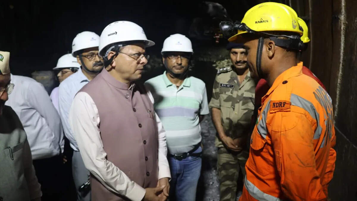 टनल के अंदर पहुंचे सीएम धामी