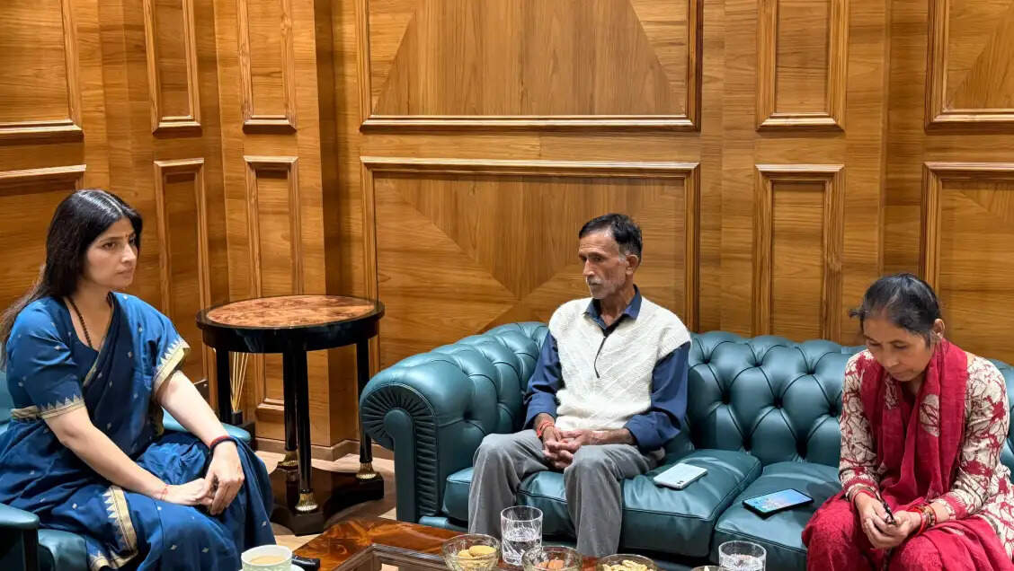 अंकिता के परिवार के साथ डिंपल यादव